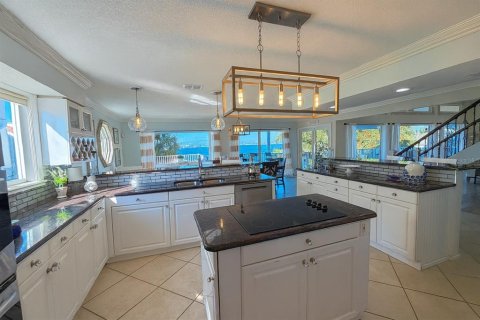 House in Saint Pete Beach, Florida 5 bedrooms, 380.53 sq.m. № 2206618 - photo 18