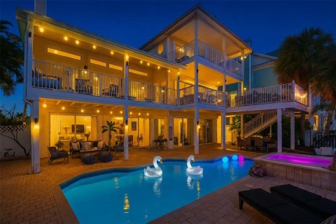 House in Saint Pete Beach, Florida 5 bedrooms, 380.53 sq.m. № 2206618 - photo 3