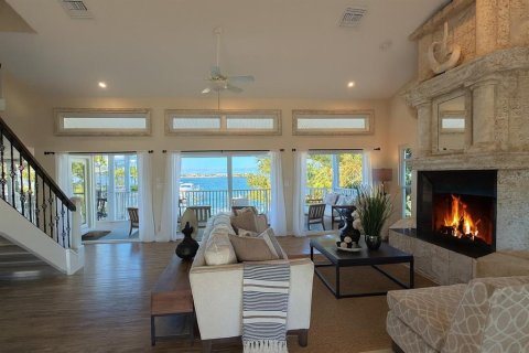 House in Saint Pete Beach, Florida 5 bedrooms, 380.53 sq.m. № 2206618 - photo 5