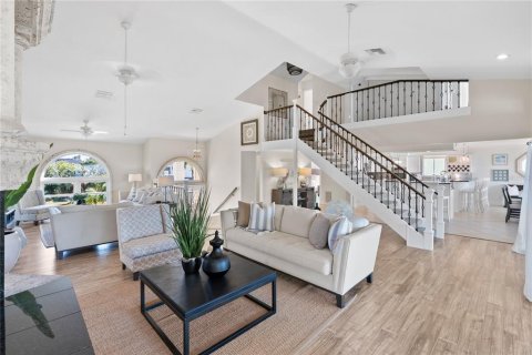 House in Saint Pete Beach, Florida 5 bedrooms, 380.53 sq.m. № 2206618 - photo 11