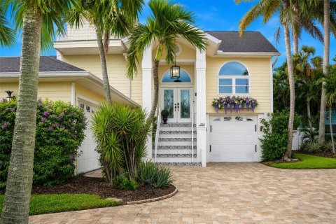 House in Saint Pete Beach, Florida 5 bedrooms, 380.53 sq.m. № 2206618 - photo 4