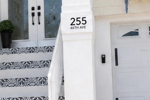 House in Saint Pete Beach, Florida 5 bedrooms, 380.53 sq.m. № 2206618 - photo 2