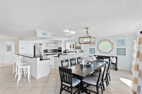 House in Saint Pete Beach, Florida 5 bedrooms, 380.53 sq.m. № 2206618 - photo 12