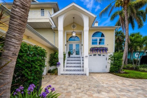 House in Saint Pete Beach, Florida 5 bedrooms, 380.53 sq.m. № 2206618 - photo 6