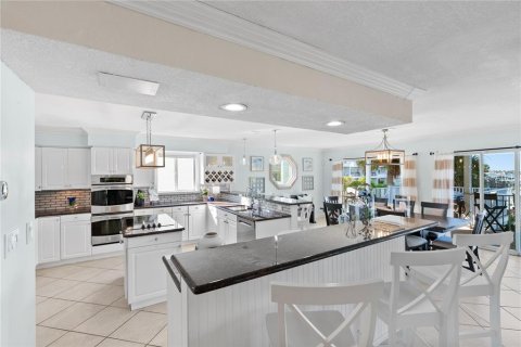 House in Saint Pete Beach, Florida 5 bedrooms, 380.53 sq.m. № 2206618 - photo 16