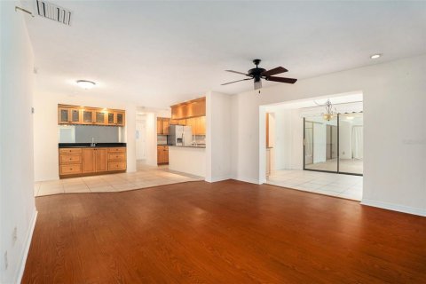 House in Tampa, Florida 6 bedrooms, 284.1 sq.m. № 1786401 - photo 8