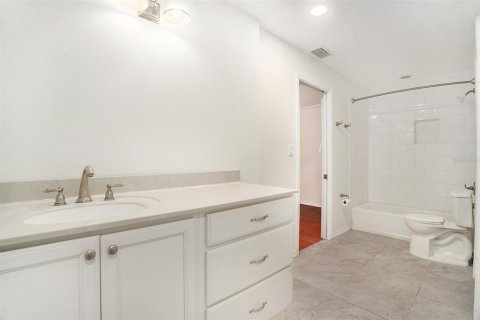 House in Tampa, Florida 6 bedrooms, 284.1 sq.m. № 1786401 - photo 23