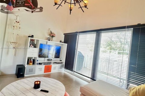 Condominio en alquiler en Miami, Florida, 1 dormitorio, 84.54 m2 № 1969509 - foto 9