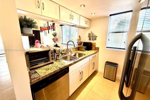 Condominio en alquiler en Miami, Florida, 1 dormitorio, 84.54 m2 № 1969509 - foto 11