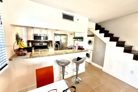Condominio en alquiler en Miami, Florida, 1 dormitorio, 84.54 m2 № 1969509 - foto 3