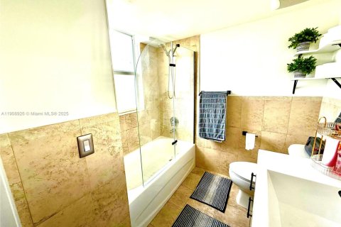 Condominio en alquiler en Miami, Florida, 1 dormitorio, 84.54 m2 № 1969509 - foto 23