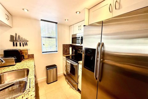 Condominio en alquiler en Miami, Florida, 1 dormitorio, 84.54 m2 № 1969509 - foto 12