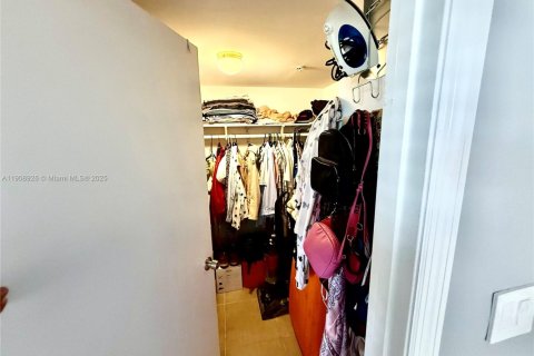 Condominio en alquiler en Miami, Florida, 1 dormitorio, 84.54 m2 № 1969509 - foto 24