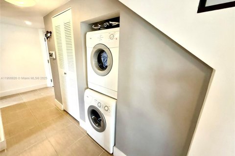 Condominio en alquiler en Miami, Florida, 1 dormitorio, 84.54 m2 № 1969509 - foto 13