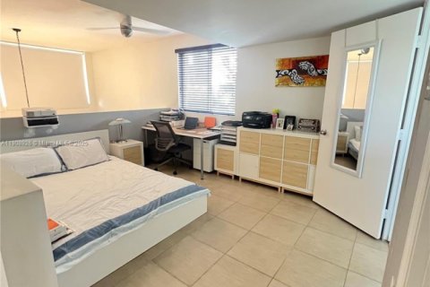 Condominio en alquiler en Miami, Florida, 1 dormitorio, 84.54 m2 № 1969509 - foto 18