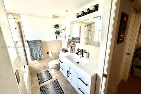 Condominio en alquiler en Miami, Florida, 1 dormitorio, 84.54 m2 № 1969509 - foto 22