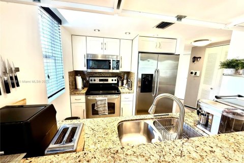 Condominio en alquiler en Miami, Florida, 1 dormitorio, 84.54 m2 № 1969509 - foto 10