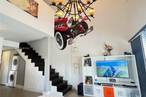 Condominio en alquiler en Miami, Florida, 1 dormitorio, 84.54 m2 № 1969509 - foto 2