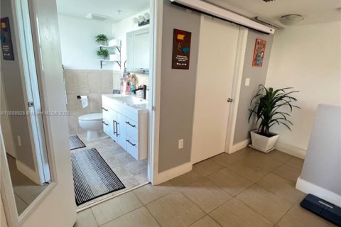 Condominio en alquiler en Miami, Florida, 1 dormitorio, 84.54 m2 № 1969509 - foto 20