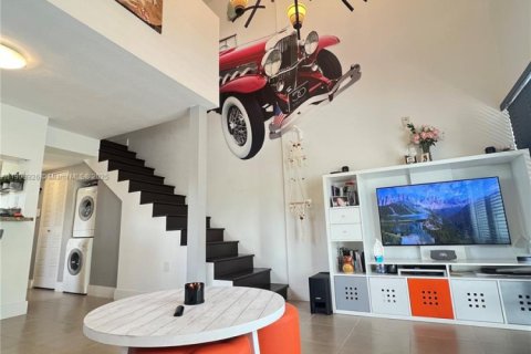 Condominio en alquiler en Miami, Florida, 1 dormitorio, 84.54 m2 № 1969509 - foto 1