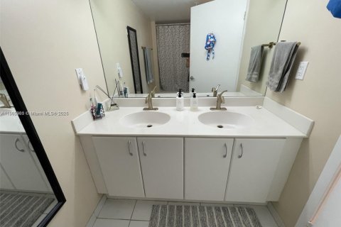 Condo in North Bay Village, Florida, 2 bedrooms  № 1954195 - photo 6