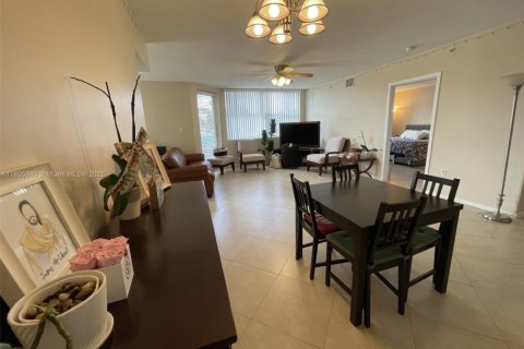 Condo in North Bay Village, Florida, 2 bedrooms  № 1954195 - photo 1