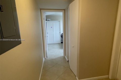 Condo in North Bay Village, Florida, 2 bedrooms  № 1954195 - photo 9