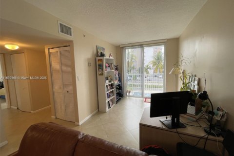 Condo in North Bay Village, Florida, 2 bedrooms  № 1954195 - photo 12