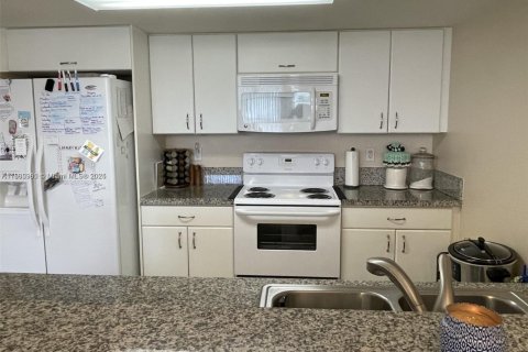 Condo in North Bay Village, Florida, 2 bedrooms  № 1954195 - photo 2