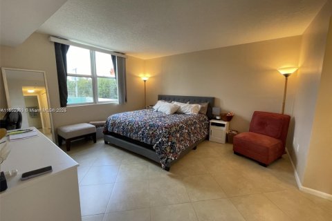 Condo in North Bay Village, Florida, 2 bedrooms  № 1954195 - photo 5