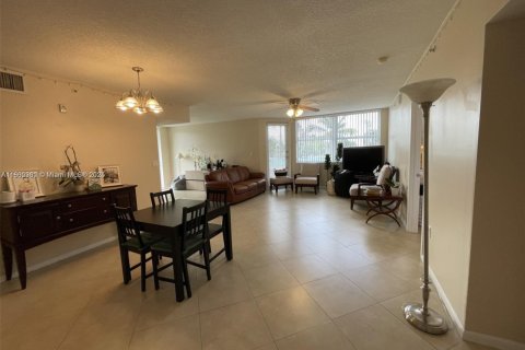 Condo in North Bay Village, Florida, 2 bedrooms  № 1954195 - photo 17