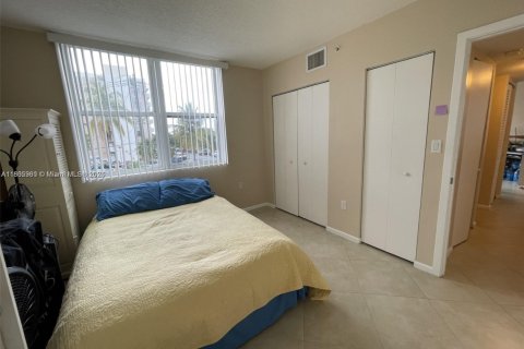 Condo in North Bay Village, Florida, 2 bedrooms  № 1954195 - photo 10