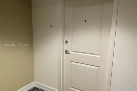 Condo in North Bay Village, Florida, 2 bedrooms  № 1954195 - photo 19