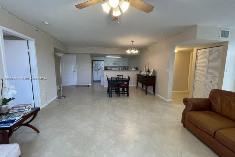 Condo in North Bay Village, Florida, 2 bedrooms  № 1954195 - photo 4