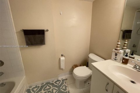 Condo in North Bay Village, Florida, 2 bedrooms  № 1954195 - photo 11