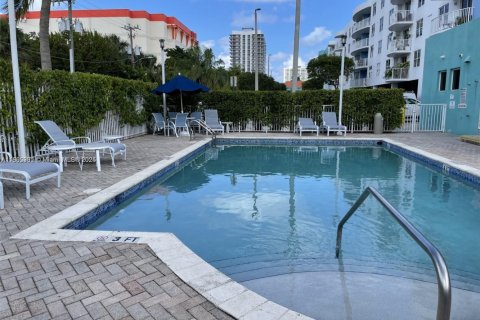 Condo in North Bay Village, Florida, 2 bedrooms  № 1954195 - photo 20