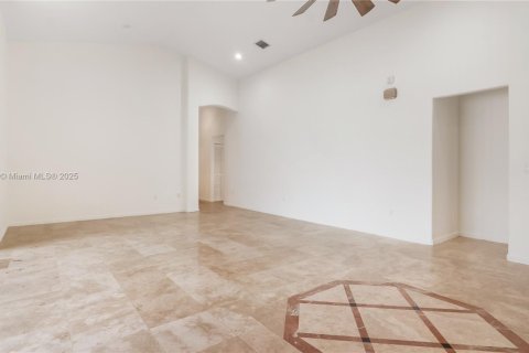 House in Miramar, Florida 3 bedrooms, 194.44 sq.m. № 1838609 - photo 11
