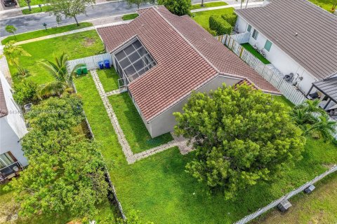 House in Miramar, Florida 3 bedrooms, 194.44 sq.m. № 1838609 - photo 6