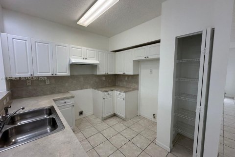 Townhouse in Homestead, Florida 3 bedrooms, 134.89 sq.m. № 2001405 - photo 5