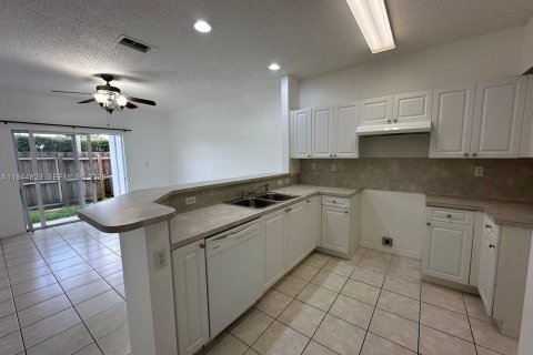 Townhouse in Homestead, Florida 3 bedrooms, 134.89 sq.m. № 2001405 - photo 4