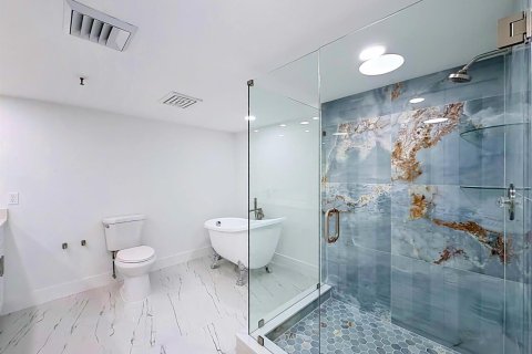 Condominio en West Palm Beach, Florida, 2 dormitorios  № 2077750