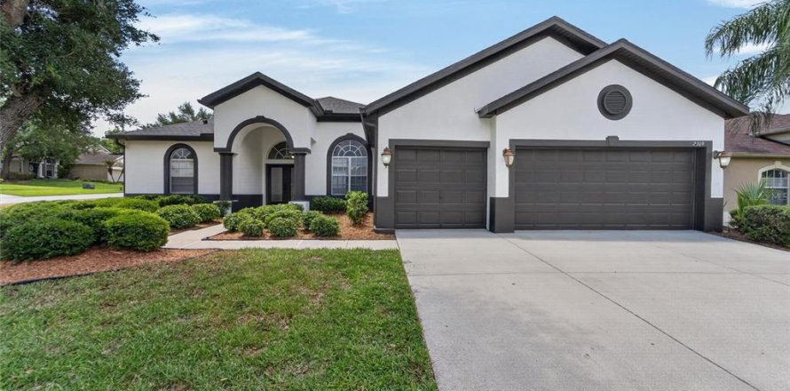 House in Valrico, Florida 4 bedrooms, 244.98 sq.m. № 2110054