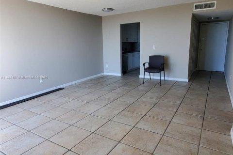 Condominio en venta en North Miami, Florida, 2 dormitorios, 83.98 m2 № 1937674 - foto 6