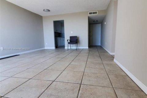 Condominio en venta en North Miami, Florida, 2 dormitorios, 83.98 m2 № 1937674 - foto 5