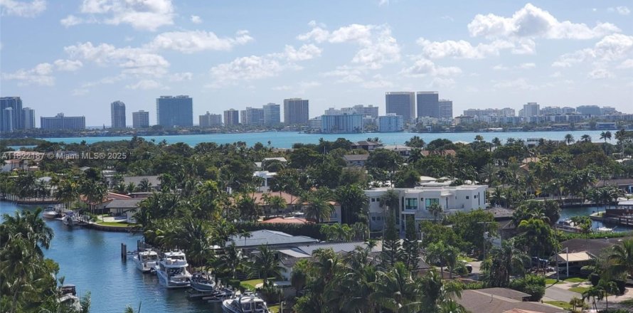 Condominio en North Miami, Florida, 2 dormitorios № 1937674