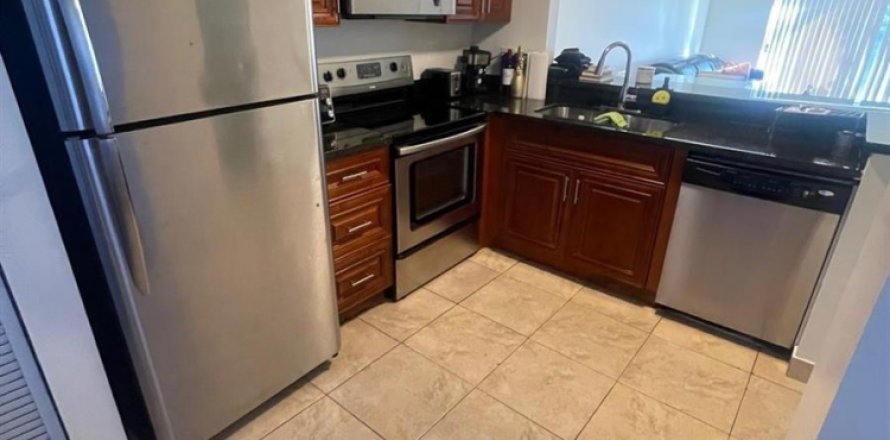 Townhouse in Sunrise, Florida 2 bedrooms, 104.05 sq.m. № 2085318