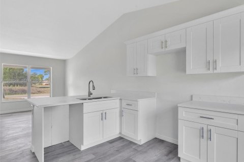 House in Lehigh Acres, Florida 3 bedrooms № 2020827 - photo 11