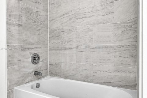 House in Lehigh Acres, Florida 3 bedrooms № 2020827 - photo 17