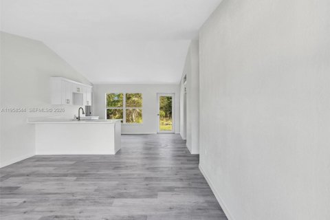 House in Lehigh Acres, Florida 3 bedrooms № 2020827 - photo 4