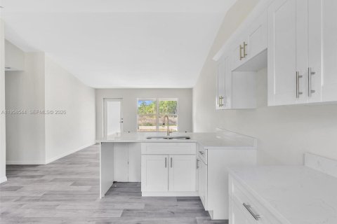 House in Lehigh Acres, Florida 3 bedrooms № 2020827 - photo 12